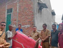 Bupati Majene Serahkan Bantuan Bagi Korban Angin Puting Beliung di Pamboang