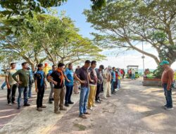 DLHK Sulbar Gelar Korvei Aksi Bersih “Ramadhan Minim Sampah” di Pantai Bahari Polman