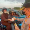 Abu Vulkanik Ancam Udara, Polres Metro Depok Bagikan 1.000 Masker di Margonda