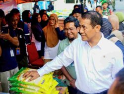 Tinjau Operasi Pangan Murah di Majene, Mentan Amran Harap Harga Beras Turun 1-2 Minggu ke Depan