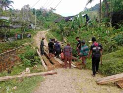 Warga Dusun Kalausu Gelar Gotong Royong Perbaiki Jembatan Darurat Jalan Poros Provinsi