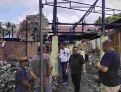 Kunjungi Korban Kebakaran di Baruga, Bupati Majene Serahkan Bantuan