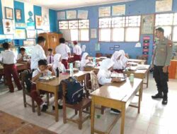 Bhabinkamtibmas Polsek Sendana Dampingi Penyaluran Makanan Bergizi Gratis di SDN 20 Mosso