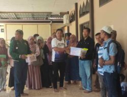 Ketua DPW IJS Majene Gelar Jumat Berkah, Bagikan Kue hingga Makanan untuk Warga