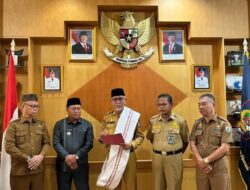 Kepala BKPSDM Sulbar Serahkan Hasil Seleksi Tiga Besar JPT Pratama Mamasa, Proses Berjalan Transparan dan Profesional