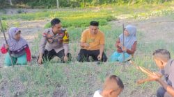 Bhabinkamtibmas Polsek Banggae Pantau Tanaman Bawang Merah KWT Mangge, Dukung Ketahanan Pangan Warga