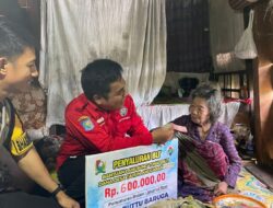 Bhabinkamtibmas Polsek Banggae Antar BLT-DD ke Rumah Lansia, Wujud Kepedulian Nyata di Buttu Baruga