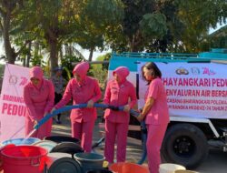 Bhayangkari Peduli Salurkan 9.000 Liter Air Bersih kepada Warga Galeso