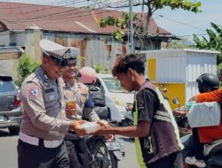 Ditlantas Polda Sulbar Tebar Kebaikan, Bagikan Makanan di Jalan Raya