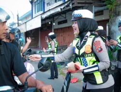 Bunga dan Coklat Warnai Aksi Polwan Polda Sulbar di Mamuju