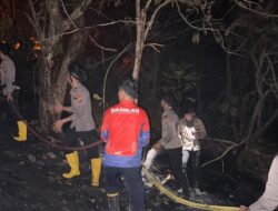 Pantang Menyerah! Polresta Mamuju Jibaku Padamkan Karhutla dari Pagi hingga Malam