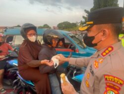 Abu Vulkanik Ancam Udara, Polres Metro Depok Bagikan 1.000 Masker di Margonda
