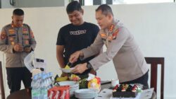 Semarak HUT TNI ke-81, Kapolresta Mamuju Sambangi Lanal Mamuju Bawa Tumpeng dan Kue Tart