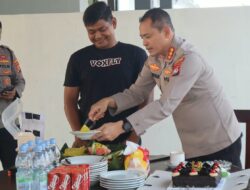 Semarak HUT TNI ke-81, Kapolresta Mamuju Sambangi Lanal Mamuju Bawa Tumpeng dan Kue Tart